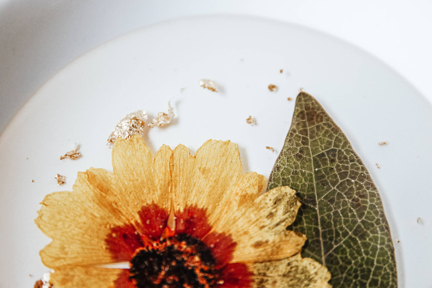Pressed Flower & Botanical Ceramic Trinket Dish (Assorted): Assorted Florals with Gold Flakes
