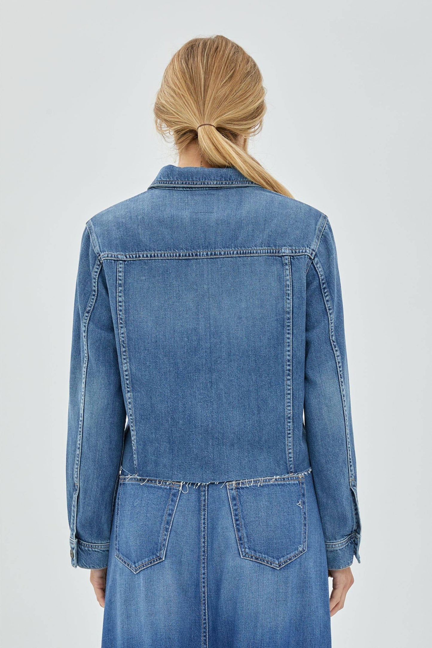 MEDIUM WASH RAW HEM RELAXED
JACKET: L