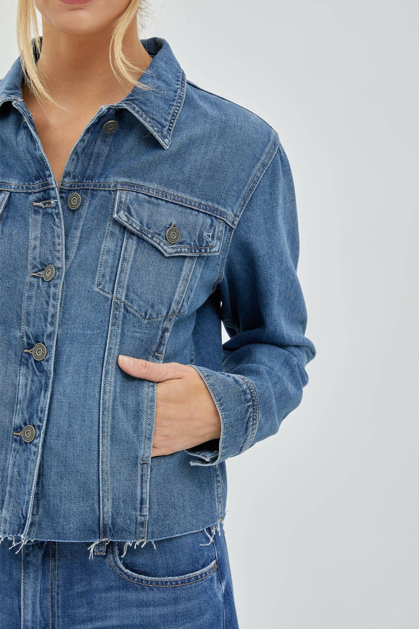 MEDIUM WASH RAW HEM RELAXED
JACKET: L