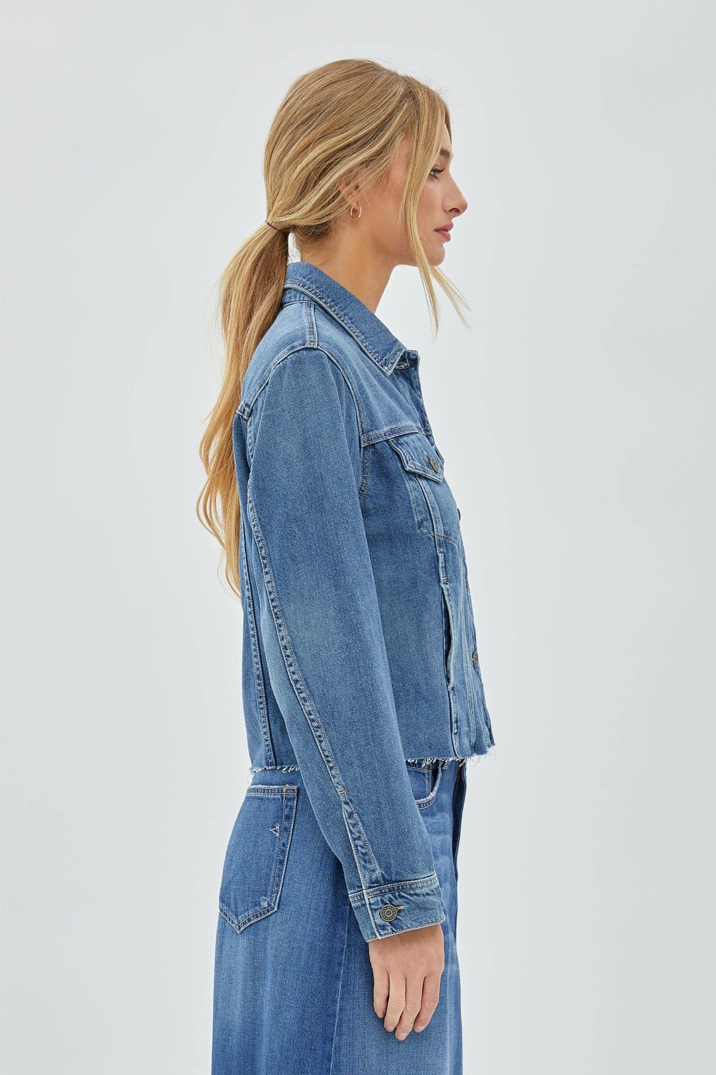 MEDIUM WASH RAW HEM RELAXED
JACKET: L